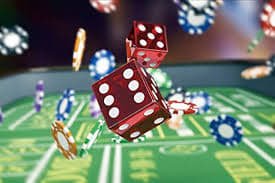 Live Dealer ဒိုင်ကြီးနှင့် တိုက်ရိုက် ကာစီနို ကစားနေသောပုံ